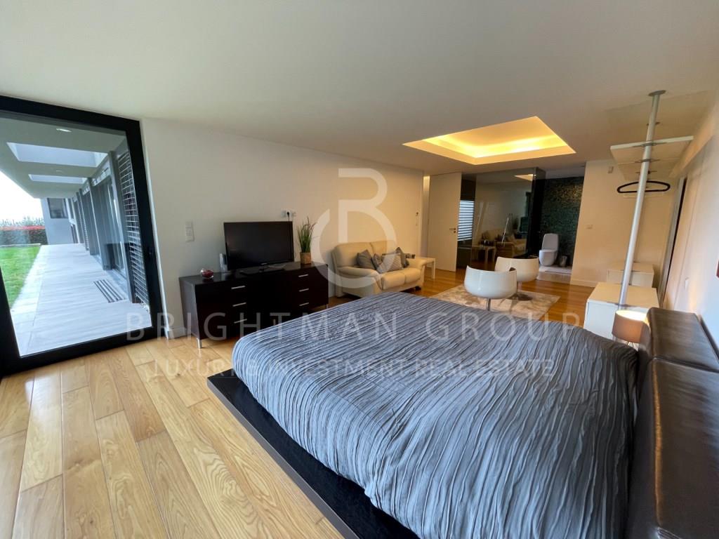 Contemporary villa with pool in Santo Tirso