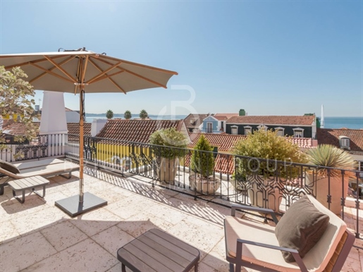 Charming townhouse in Paço de Arcos with sea view