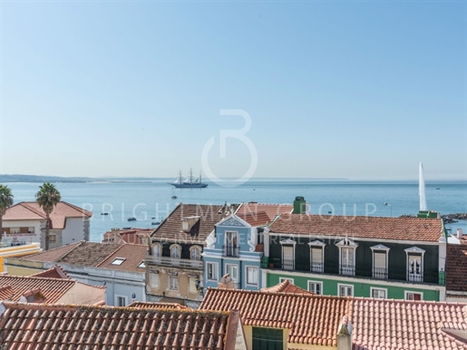 Charming townhouse in Paço de Arcos with sea view