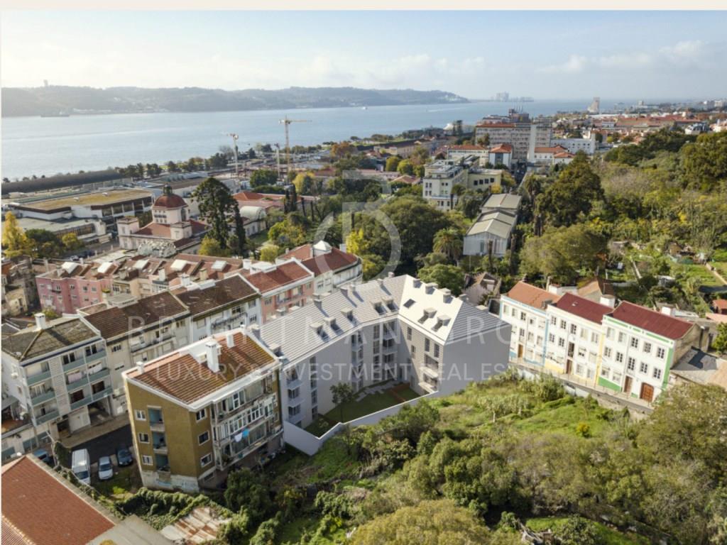 Penthouse T5 duplex nova, no Conde da Ribeira, Lisboa