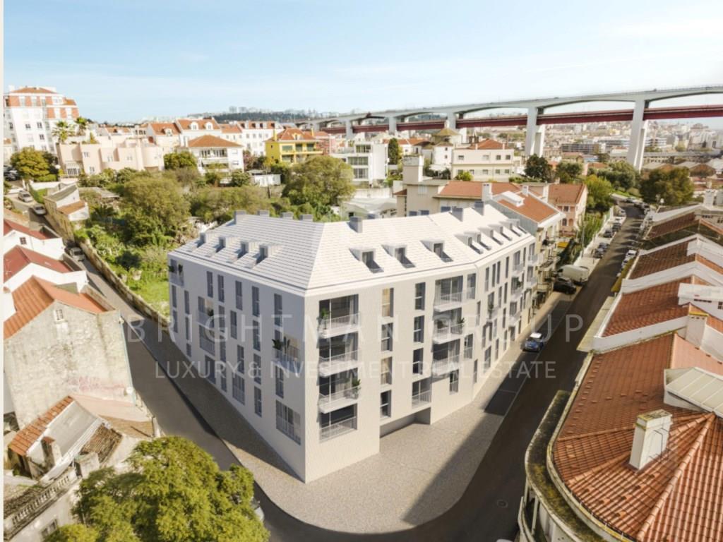 Penthouse T5 duplex nova, no Conde da Ribeira, Lisboa