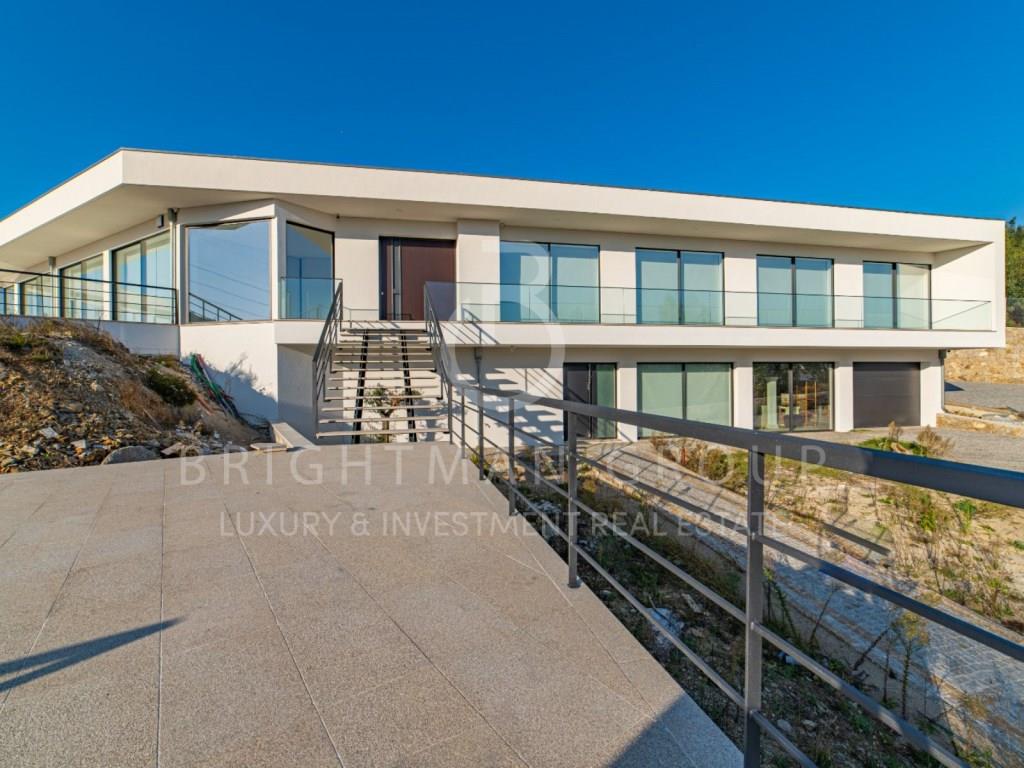 Villa with 4 suites to debut