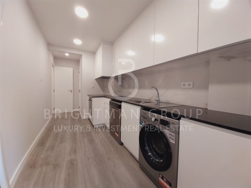 Refurbished 2-bedroom apartment for sale in Rua Luciano Cordeiro