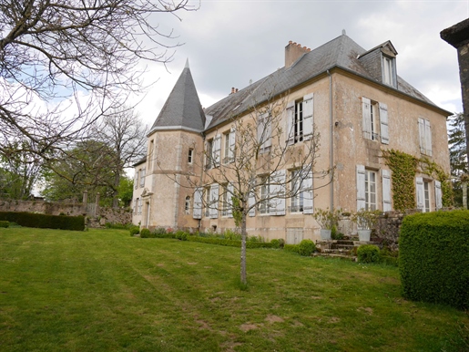 Château de Salorges with outbuildings, Burgundy, Morvan, 3 hours from Paris, close to Lake Pan