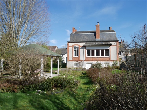Im Herzen des Dorfes Montreuillon, Haus im Mansart-Stil, zwischen dem See von Pannecière und Corbig
