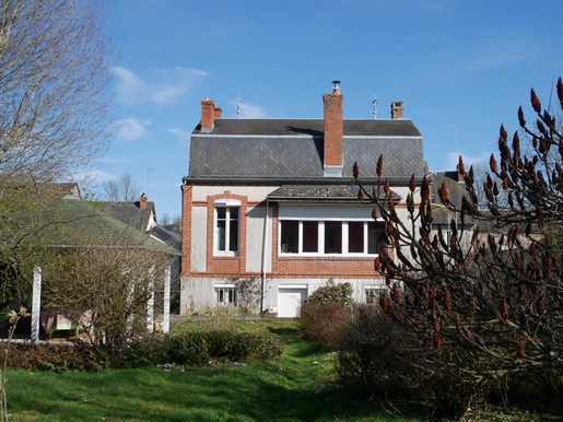 Im Herzen des Dorfes Montreuillon, Haus im Mansart-Stil, zwischen dem See von Pannecière und Corbig