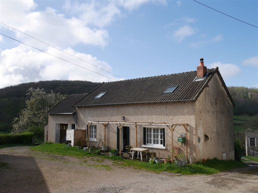 Exklusives bezugsfertiges Haus in einem kleinen Weiler in der Nähe des Sees von Pannecière.