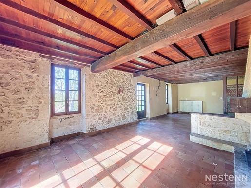 A Vendre Maison en pierre à rénover de 120 m² sur propriété de plus de 3 hectares