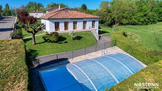 A vendre Maison de plain-pied de 135 m² avec sous-sol, jardin et piscine.