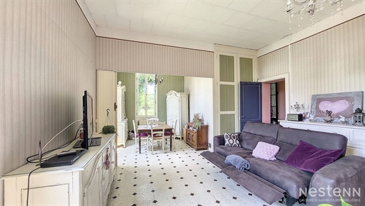Te koop Maison de Maître van 210 m², 4 slaapkamers, kelder in een dorp op 25 km van Agen.