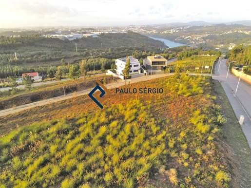 Allotment land with magnificent views of the Douro River.