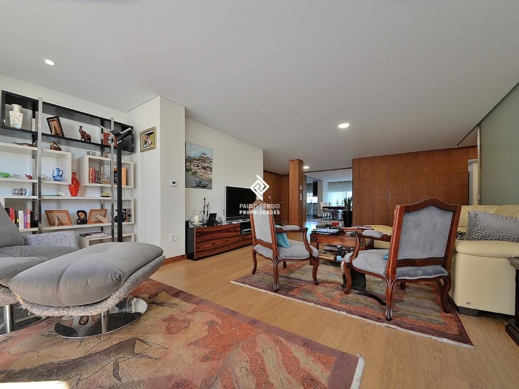Fabulous 4 bedroom apartment with 299m2, next to El Corte Inglês, 5 minutes from the city of Porto
