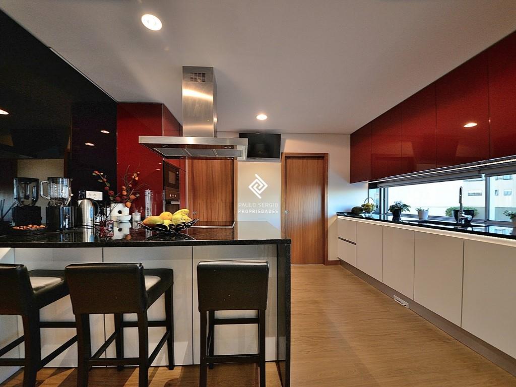 Fabulous 4 bedroom apartment with 299m2, next to El Corte Inglês, 5 minutes from the city of Porto
