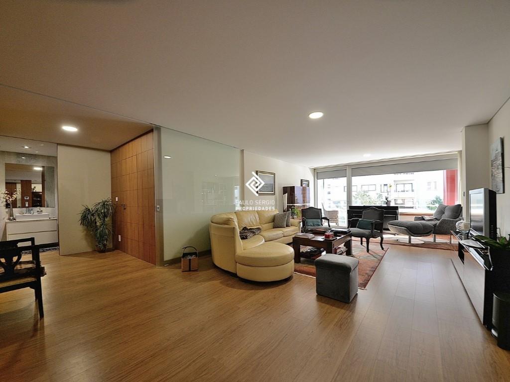 Fabulous 4 bedroom apartment with 299m2, next to El Corte Inglês, 5 minutes from the city of Porto