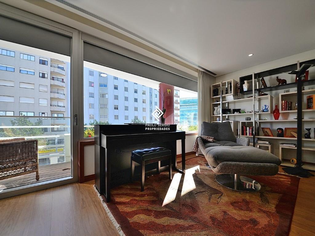 Fabulous 4 bedroom apartment with 299m2, next to El Corte Inglês, 5 minutes from the city of Porto