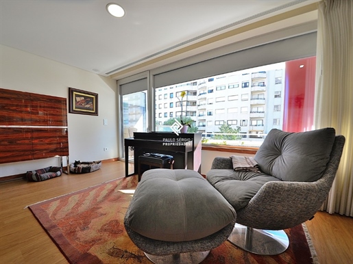 Fabulous 4 bedroom apartment with 299m2, next to El Corte Inglês, 5 minutes from the city of Porto