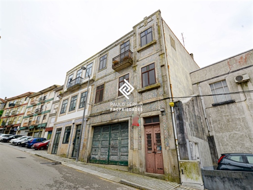 Sanierungsbedürftiges Gebäude mit Garage, 5 Minuten von Cais de Gaia und dem Fluss Douro entfernt.