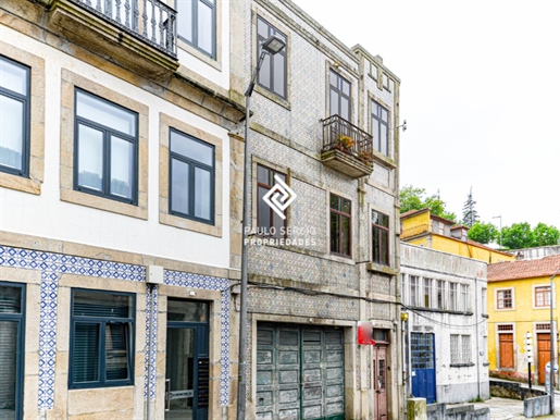 Building with garage to be rehabilitated, 5 minutes from Cais de Gaia and the Douro River.