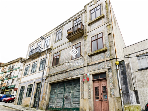 Sanierungsbedürftiges Gebäude mit Garage, 5 Minuten von Cais de Gaia und dem Fluss Douro entfernt.