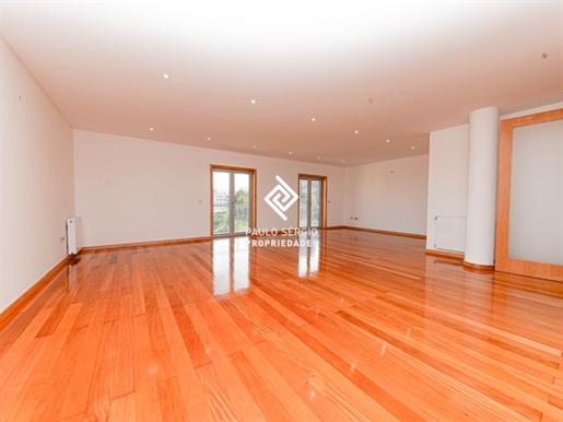 4-Bedroom, 3-front apartment in Santa Marinha with balconies and beautiful views of Oporto.