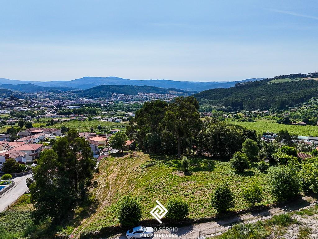 Gran terreno en Póvoa de Lanhoso con vistas panorámicas al Castillo de Lanhoso y a la cima de São Ma