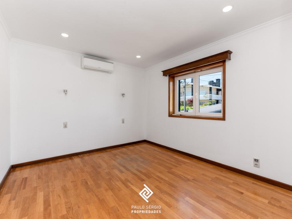 Moradia independente T4 com jardim em Canedo, Santa Maria da Feira