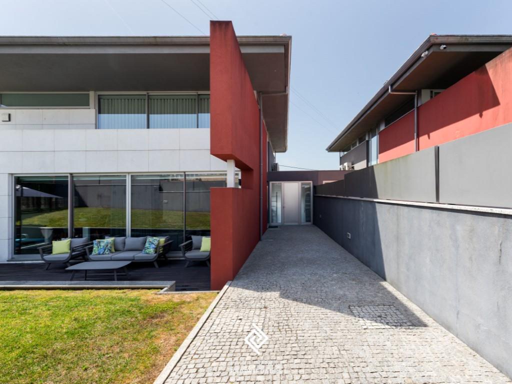 Moradia T4 em Nogueira da Regedoura a 8km de Espinho.