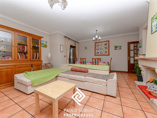4-Bedroom apartment, 400m from Espinho Train Station and beaches.