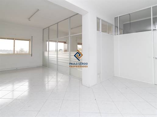 Geschäftshaus mit 174 m2 bestehend aus 6 Büros und Empfangsbereich in Vilar de Andorinho, Vila Nova