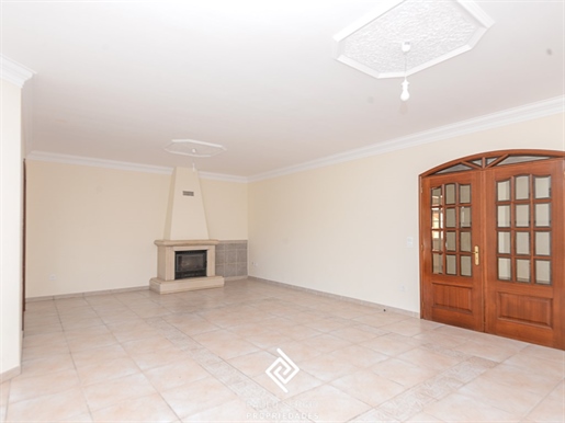 Two storey villa with 4 fronts with 3 bedrooms, traditional architecture in Ovar city
