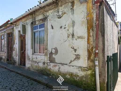 Gemeinsamer Verkauf von zwei Häusern zur Restaurierung in Vila Nova de Gaia