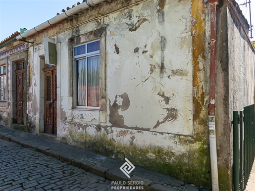 Gemeinsamer Verkauf von zwei Häusern zur Restaurierung in Vila Nova de Gaia