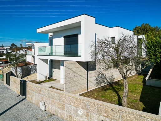 House T3 + 1 with pool, located in residential area, just 1.5km from the city center of Guimarães.