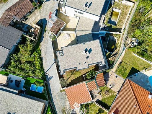 Moradia T3+1 com piscina, localizada em zona residencial, a apenas 1.5km do centro da cidade de Guim