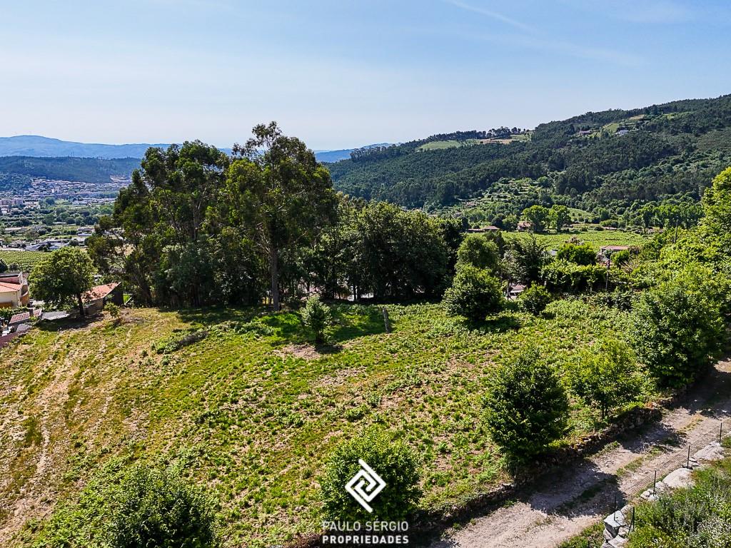 Large plot of land in Póvoa de Lanhoso with panoramic views of Lanhoso Castle and the São Mamede hil