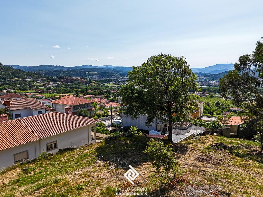 Large plot of land in Póvoa de Lanhoso with panoramic views of Lanhoso Castle and the São Mamede hil