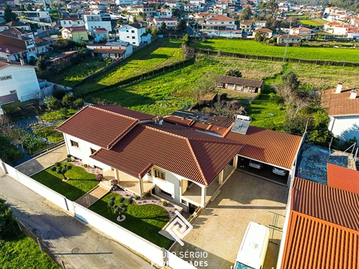 Zu verkaufen Haus in Ribeirão, in der Gemeinde Famalicão, implantiert in einem Grundstück mit 802m2