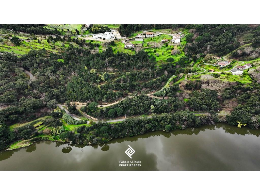 For sale 22,000m² of Land in the Douro Region. Previously Approved Project for Seven Local Accommoda