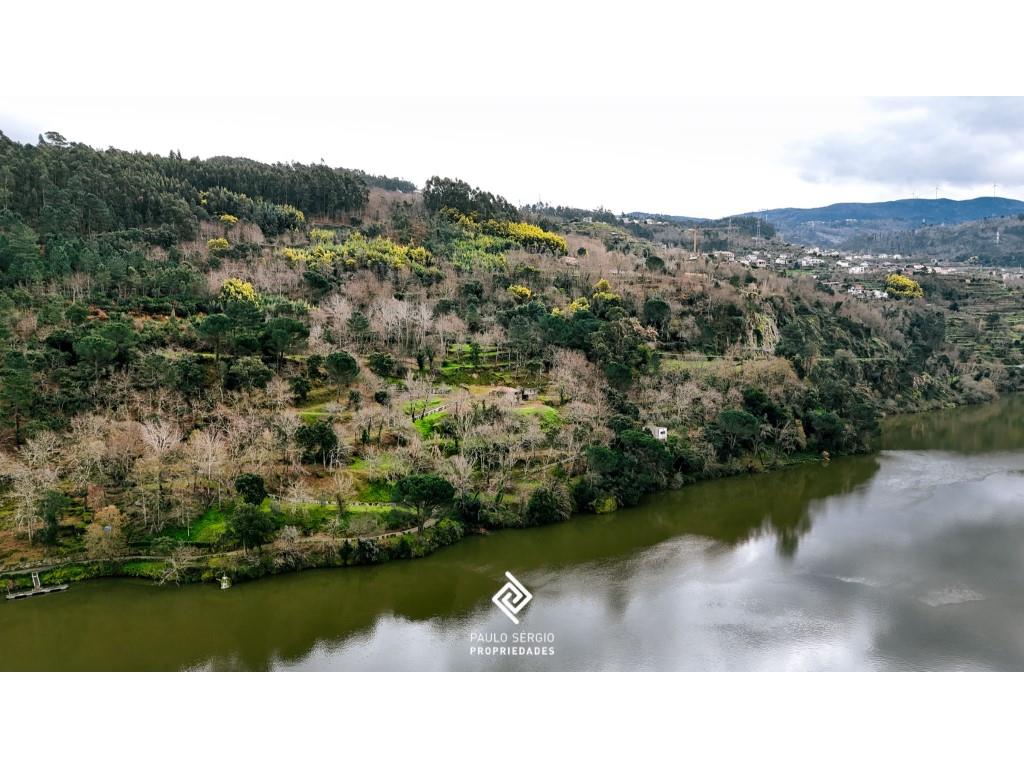 For sale 22,000m² of Land in the Douro Region. Previously Approved Project for Seven Local Accommoda