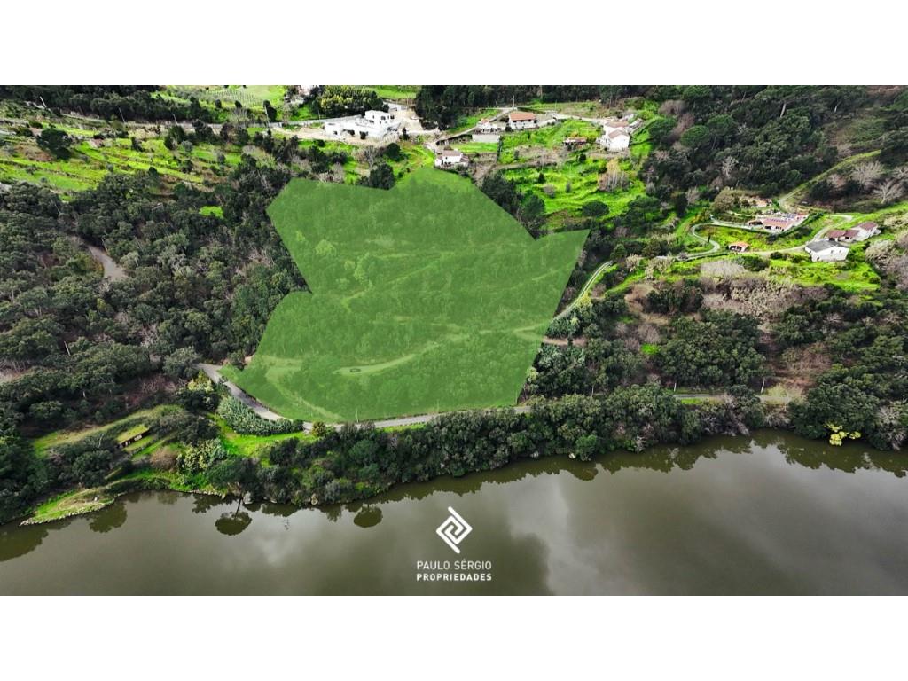 For sale 22,000m² of Land in the Douro Region. Previously Approved Project for Seven Local Accommoda