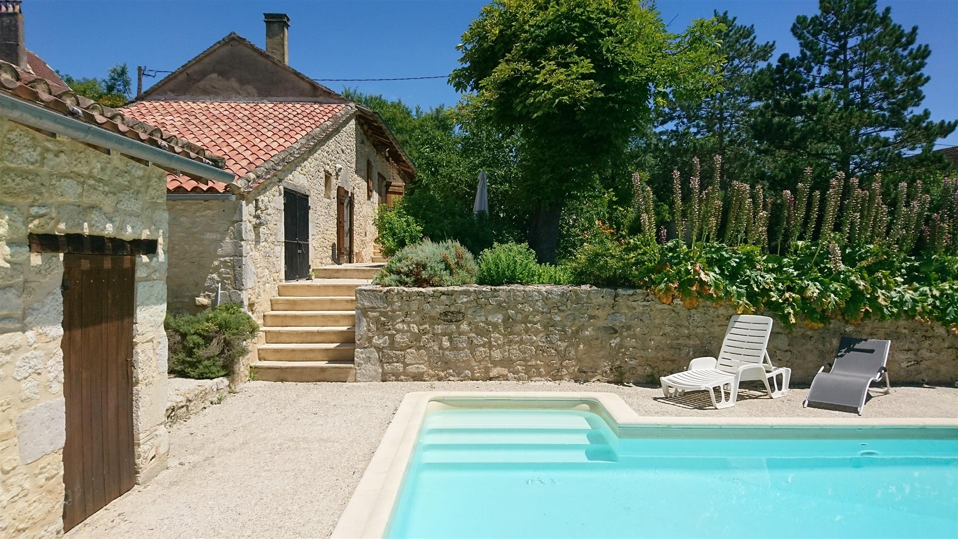 Only 18mns driving distance from  Bergerac airport and 5mns from Issigeac