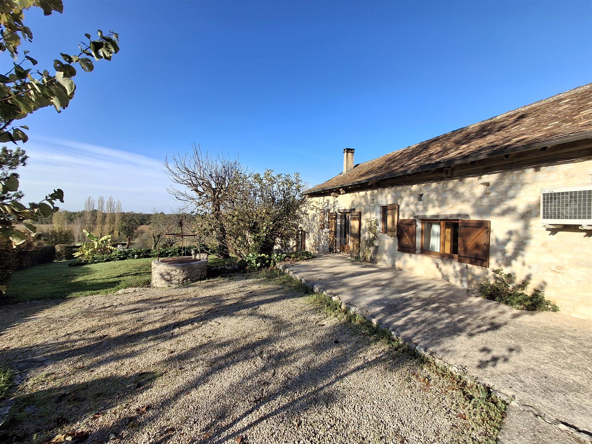 Only 18mns driving distance from  Bergerac airport and 5mns from Issigeac