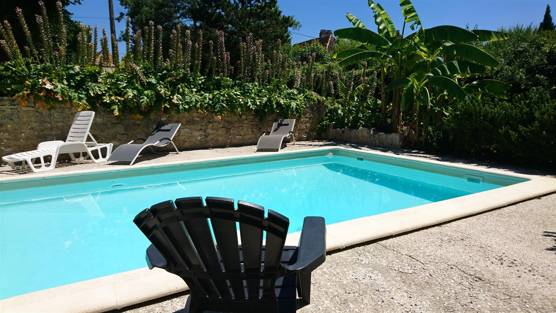 Only 18mns driving distance from  Bergerac airport and 5mns from Issigeac