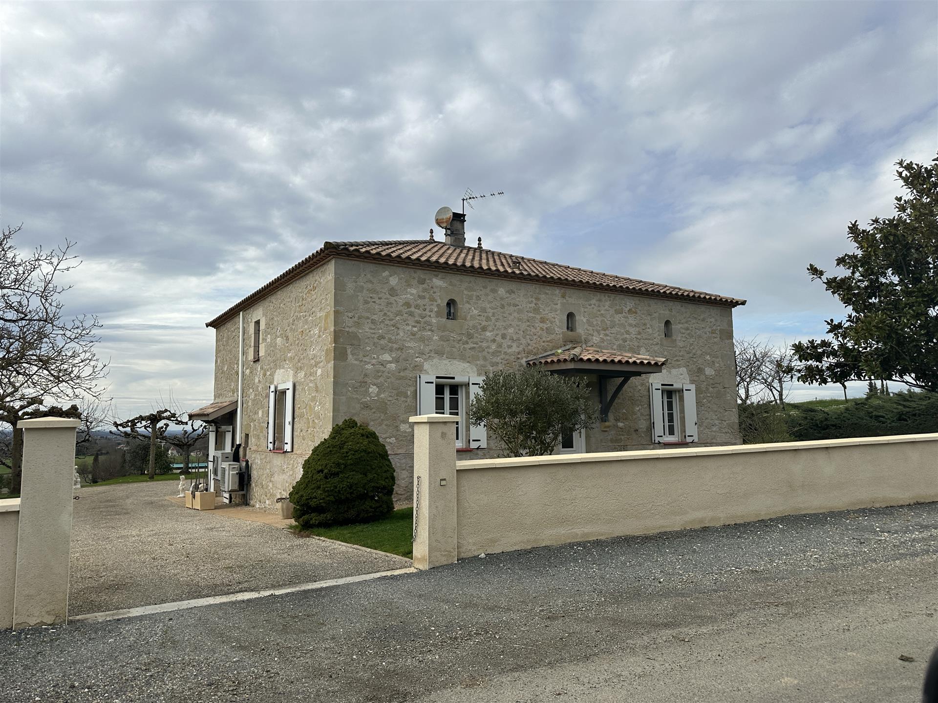 Superb stone house located in the quiet countryside but not isolated