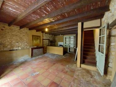 Building to renovate in the heart of the bastide of Monpazier