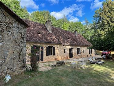 Schönes Bauernhaus aus Stein aus dem sechzehnten Jahrhundert
