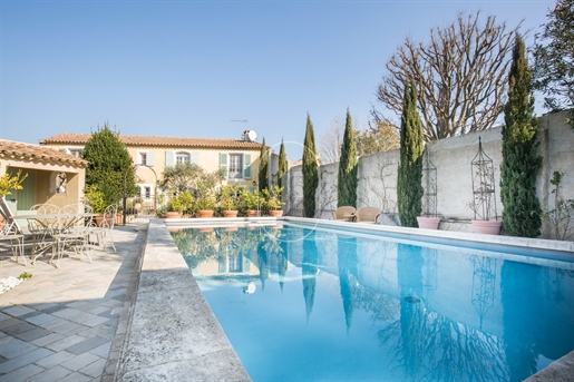 Village property for sale in the heart of Mouriès