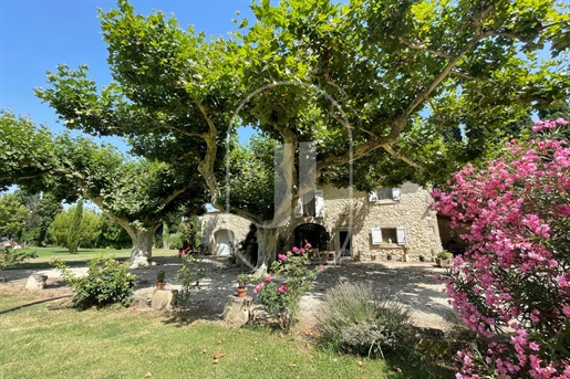 Authentic farmhouse for sale in Plan d'Orgon