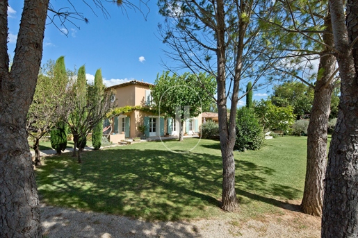 Neo-Provençaalse villa te koop nabij het centrum van Maussane le