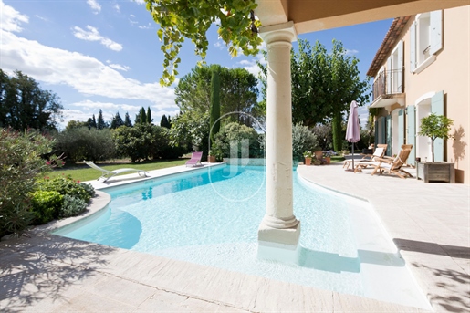Neo-Provençaalse villa te koop nabij het centrum van Maussane le